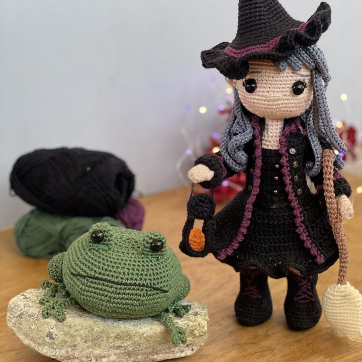 Niona the Witch and Bufo crochet pattern, finished amigurumi